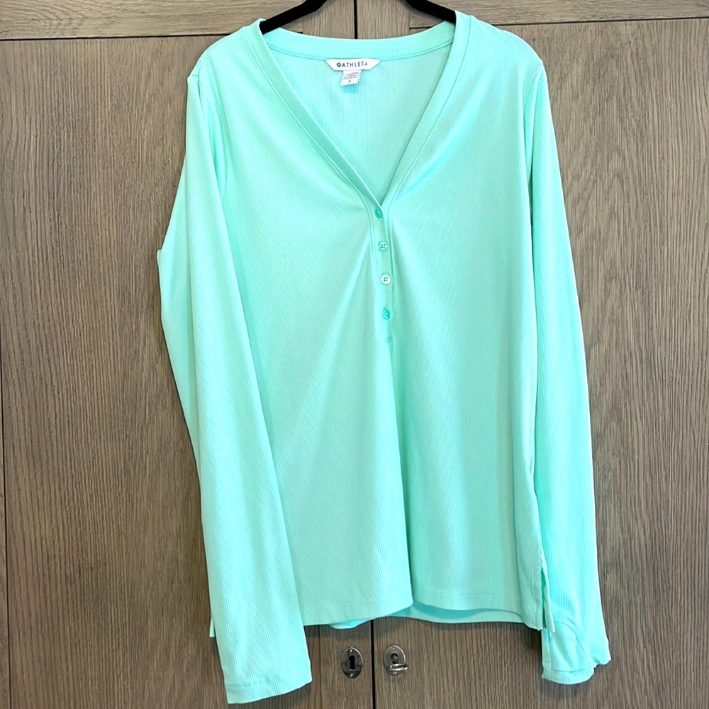 Athleta 🧘‍♀️ Long Sleeve 4 Button Top with Thumb Loop Trough on Sleeve 👗